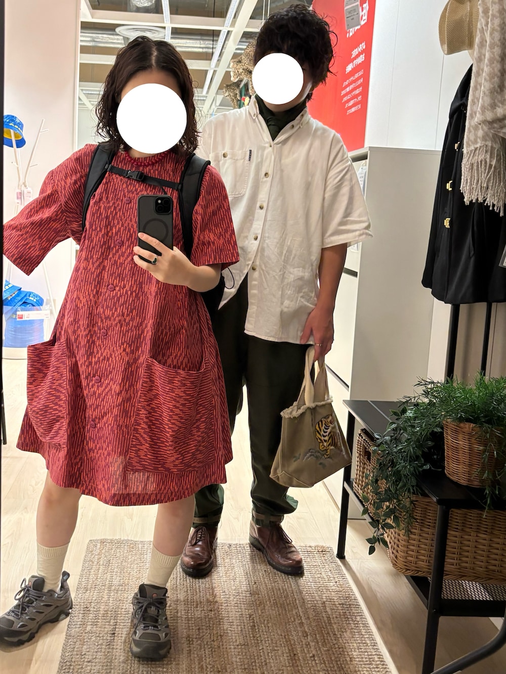 ピンク系のワンピース、ブラック系のバックパック/リュック、グレー系のスニーカーを着用したレディースの夏コーディネートの2枚目の写真