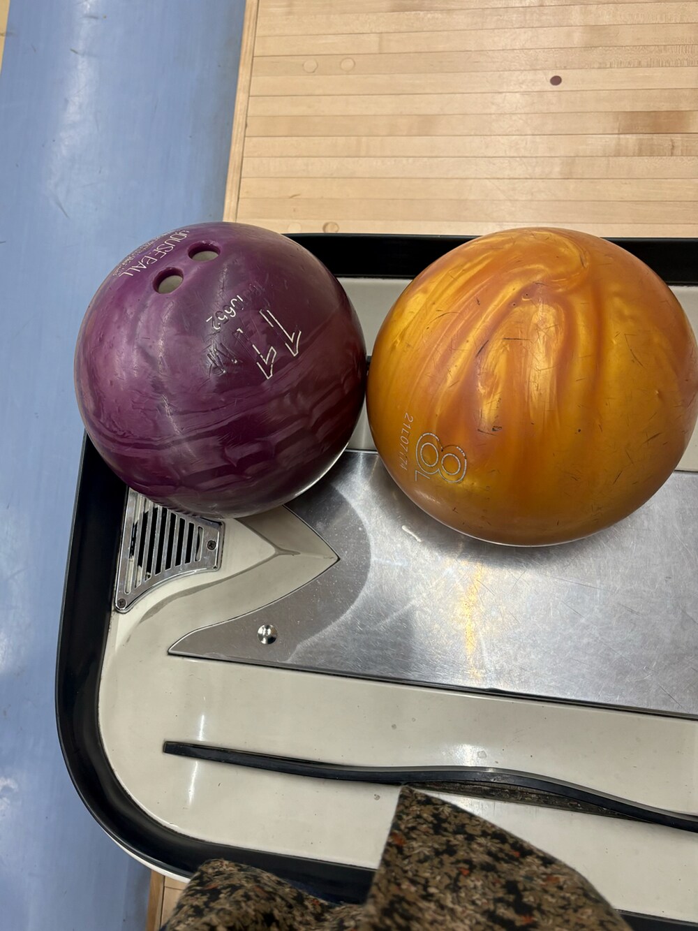 ブラック系のメガネを着用したレディースの春コーディネートの3枚目の写真