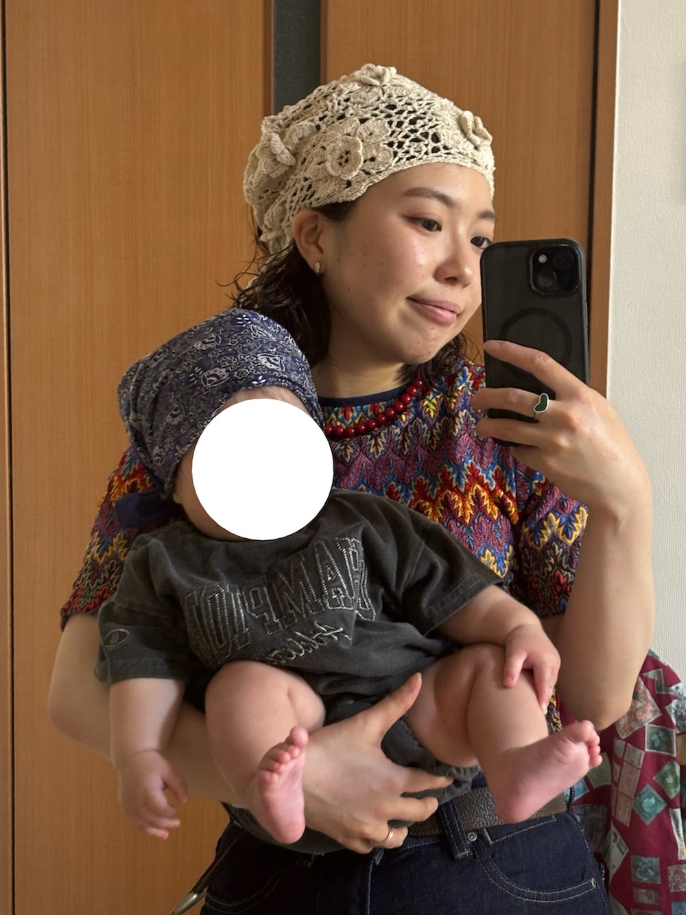 ブルー系のスニーカー、ブラック系のバックパック/リュック、ブルー系のデニムパンツを着用したレディースの夏コーディネートの2枚目の写真