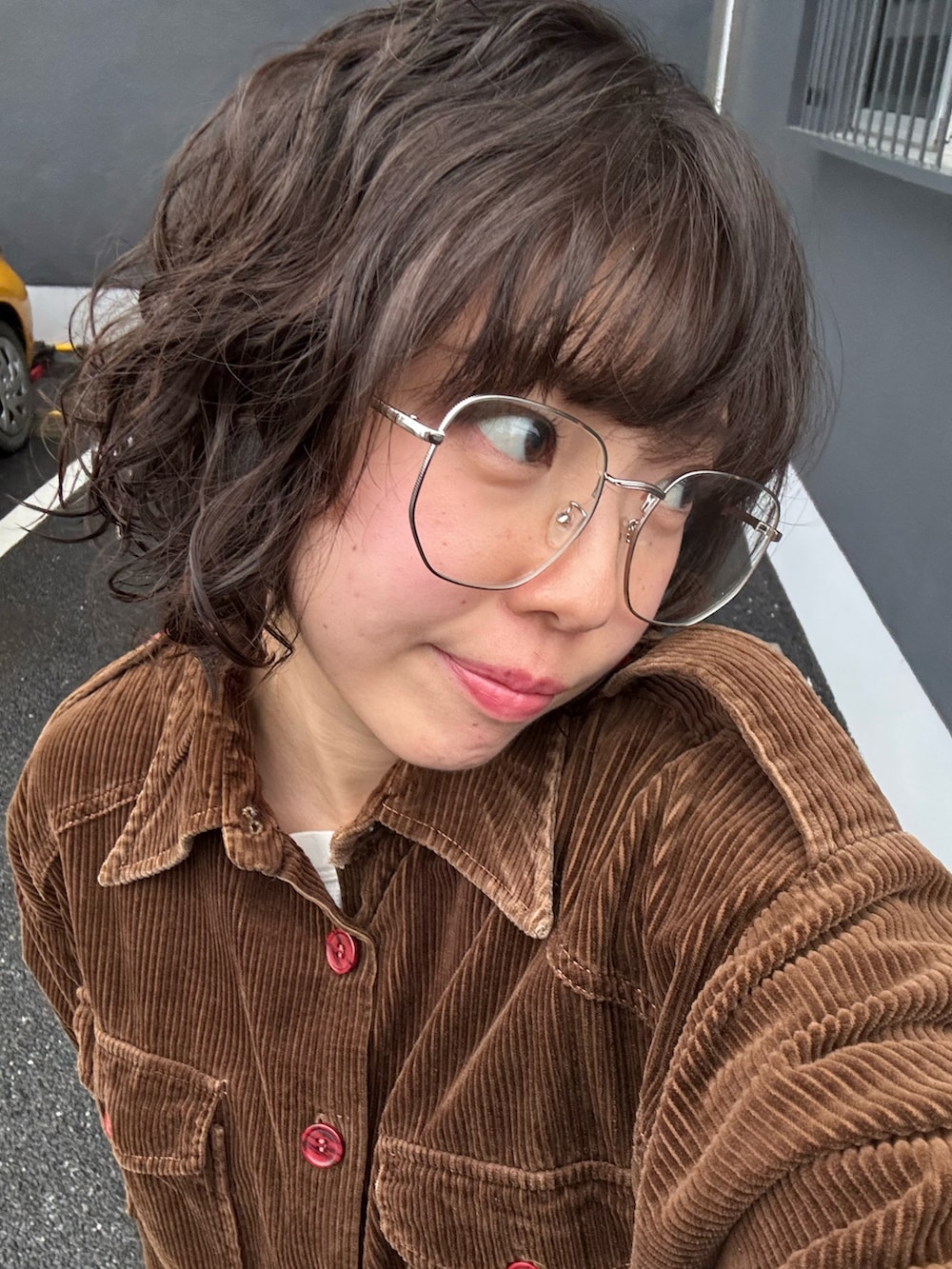 ブラック系のローファー、ブラウン系のジャケット/アウター、ブルー系のデニムパンツを着用したレディースの秋コーディネートの2枚目の写真