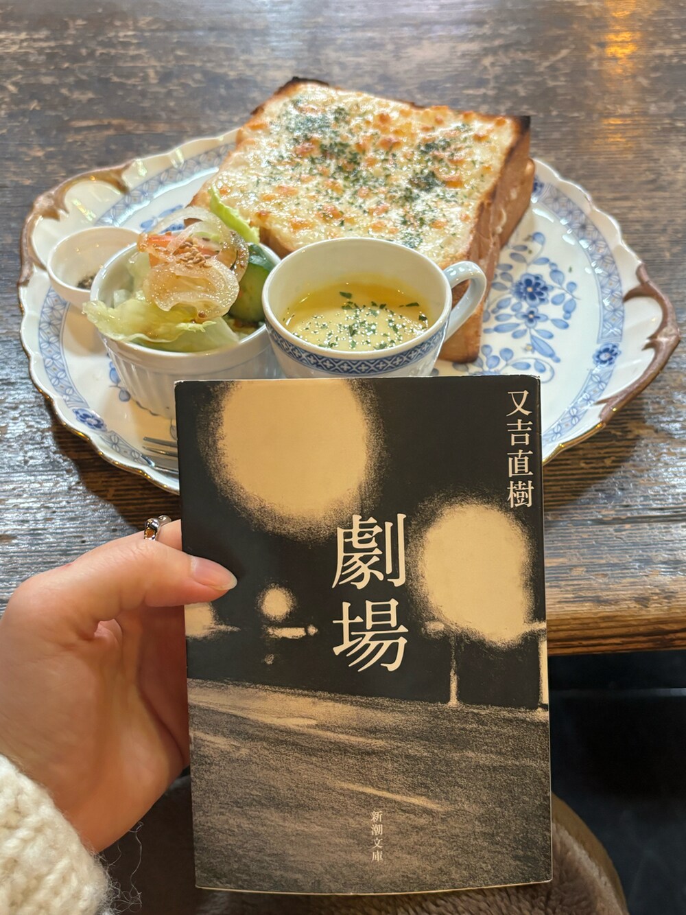 ブラウン系のチノパンツ、ブラック系のローファーを着用したレディースの冬コーディネートの3枚目の写真