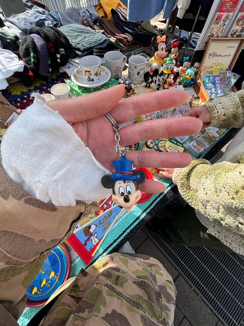 ブラウン系のスニーカー、ホワイト系のワンピース、ブラック系のバックパック/リュックを着用したレディースの春コーディネートの3枚目の写真