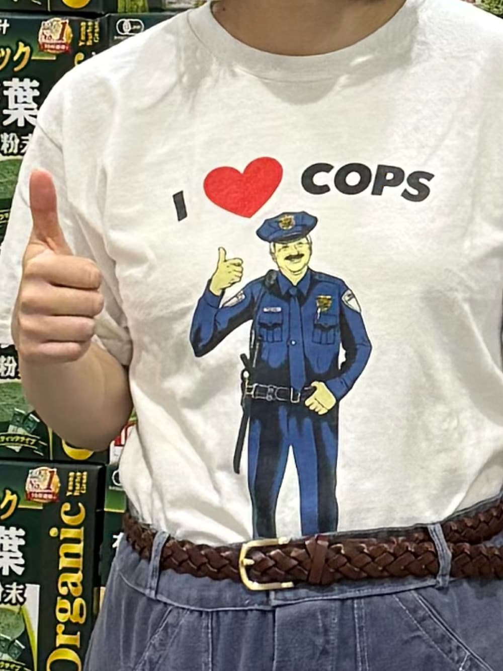 ブルー系のパンツ、ブラウン系のブーツを着用したレディースの夏コーディネートの2枚目の写真