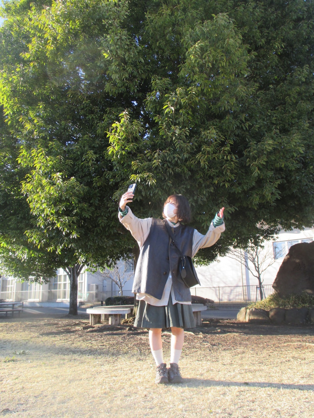 グレー系のスニーカー、グリーン系のTシャツ/カットソーを着用したレディースの春コーディネートの2枚目の写真