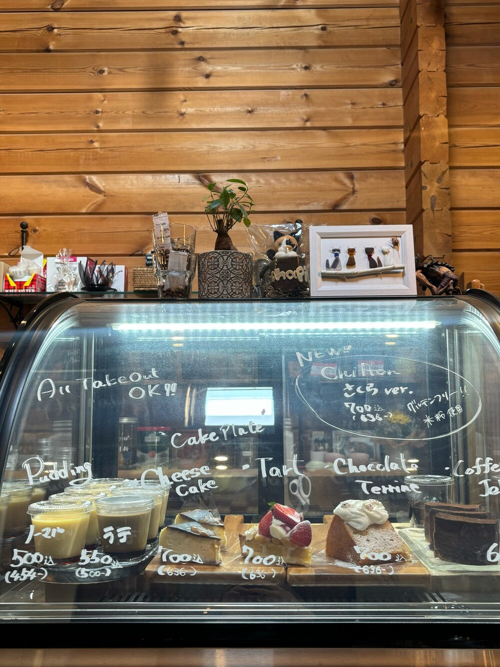 パープル系のシャツ/ブラウス、ブラック系のショルダーバッグ、ブルー系のデニムパンツを着用したレディースの春コーディネートの3枚目の写真