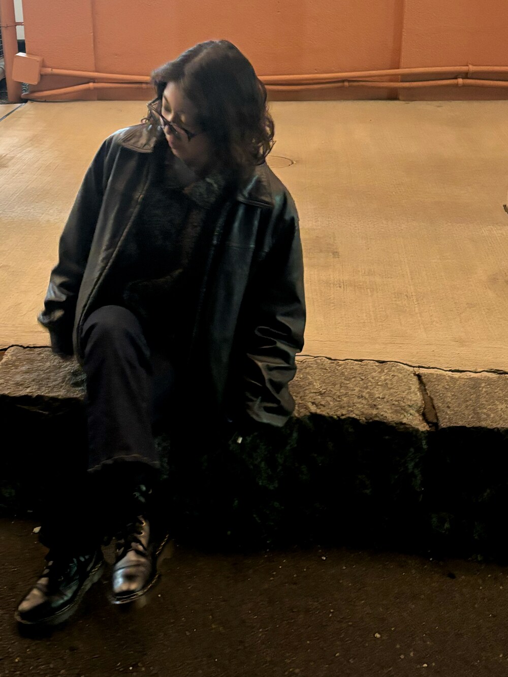 ブラック系のメガネを着用したレディースの春コーディネートの2枚目の写真