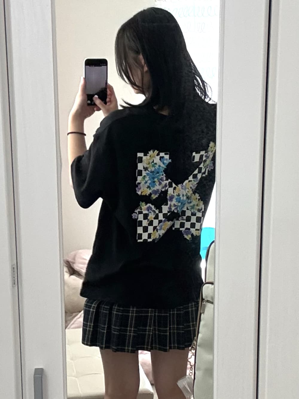 ブラック系のローファー、ブラック系のTシャツ/カットソーを着用したレディースの夏コーディネートの2枚目の写真