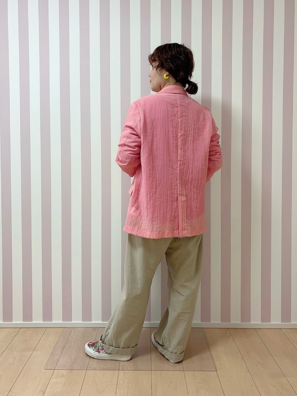 ピンク系のニット/セーター、ホワイト系のシャツ/ブラウス、ピンク系のテーラードジャケットを着用したレディースの春コーディネートの3枚目の写真