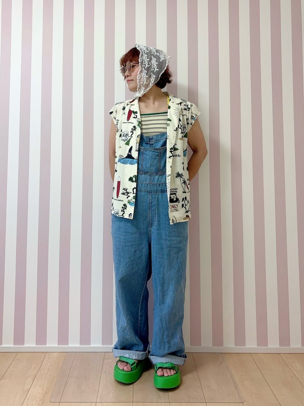 グリーン系のサンダル、ベージュ系のシャツ/ブラウス、イエロー系のキャミソールを着用したレディースの夏コーディネートの2枚目の写真