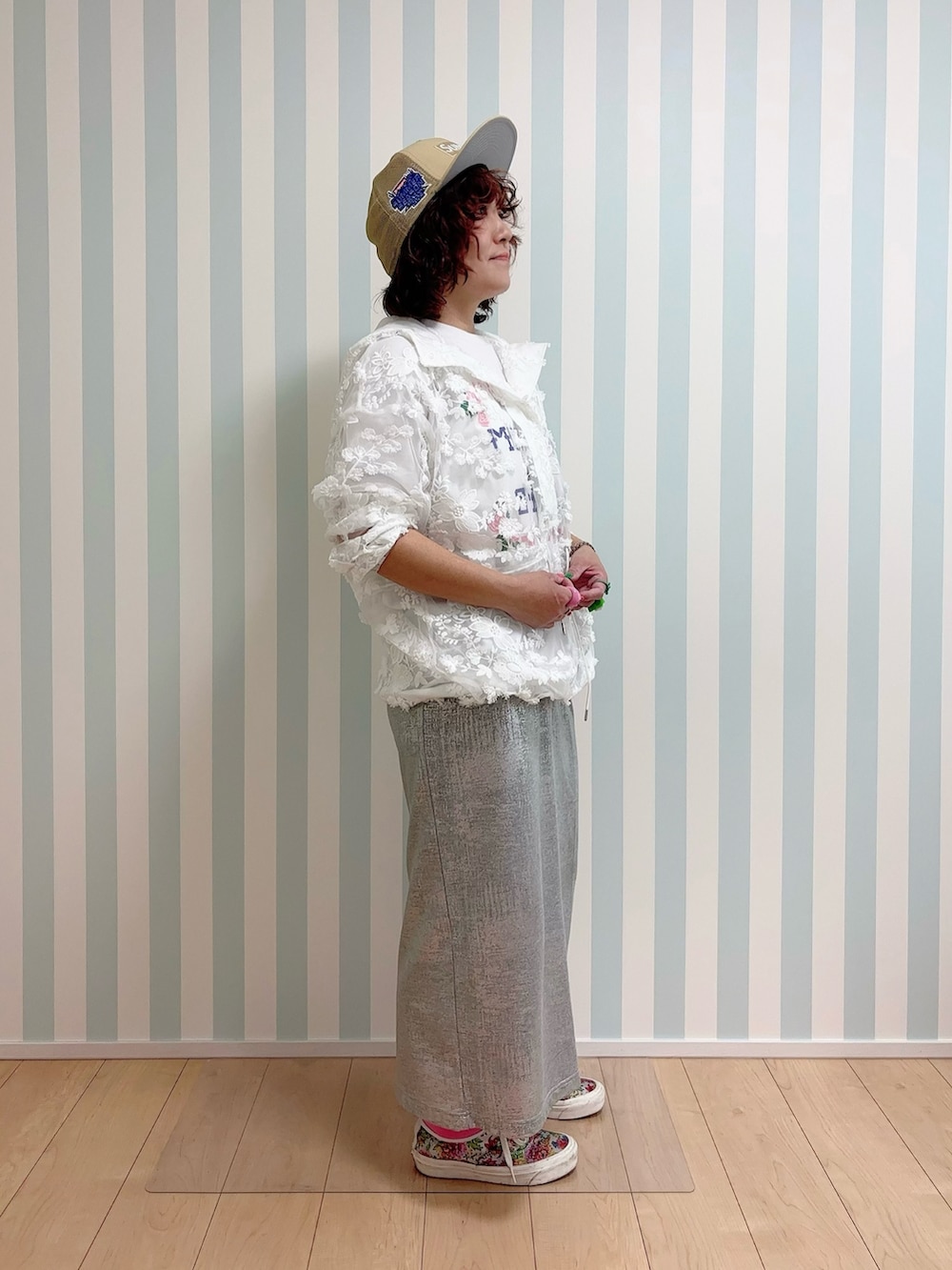 ホワイト系のパーカー、その他のその他シューズ、ホワイト系のTシャツ/カットソーを着用したレディースの春コーディネートの3枚目の写真