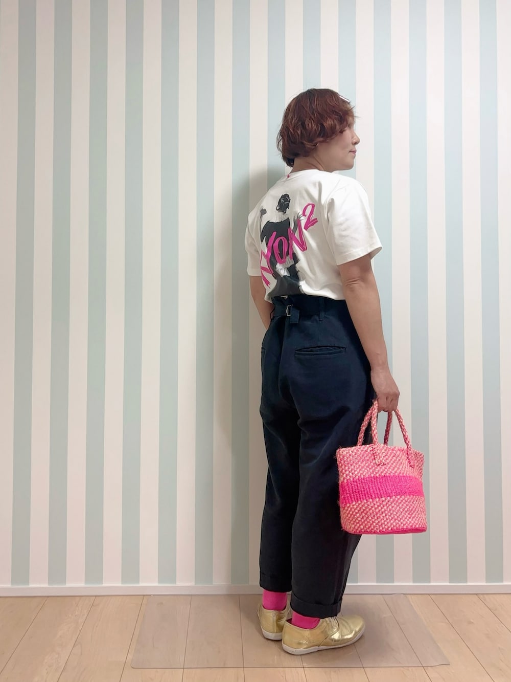 ホワイト系のTシャツ/カットソー、ゴールド系のスニーカー、ピンク系のバレッタ/ヘアクリップを着用したレディースの夏コーディネートの3枚目の写真