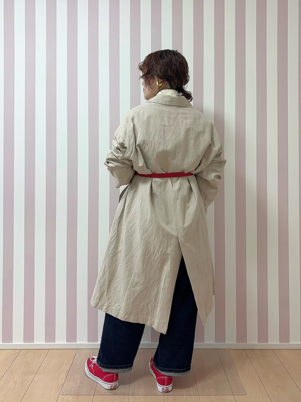 イエロー系のシャツ/ブラウス、ベージュ系のチェスターコート、レッド系のスニーカーを着用したレディースの春コーディネートの3枚目の写真