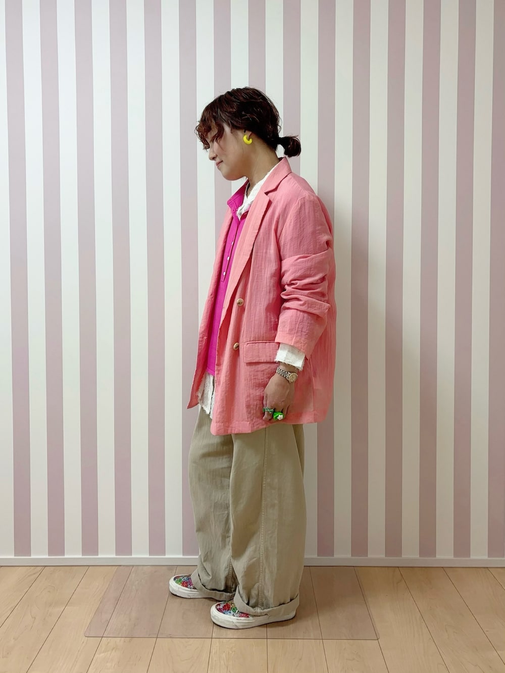 ピンク系のニット/セーター、ホワイト系のシャツ/ブラウス、ピンク系のテーラードジャケットを着用したレディースの春コーディネートの2枚目の写真