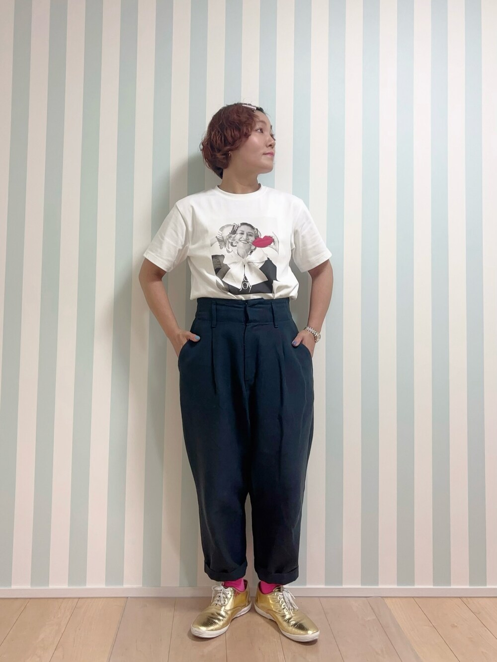 ホワイト系のTシャツ/カットソー、ゴールド系のスニーカー、ピンク系のバレッタ/ヘアクリップを着用したレディースの夏コーディネートの2枚目の写真