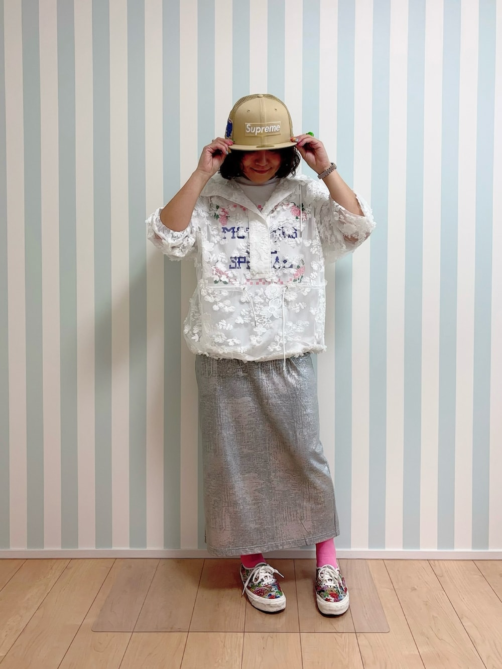 ホワイト系のパーカー、その他のその他シューズ、ホワイト系のTシャツ/カットソーを着用したレディースの春コーディネートの2枚目の写真