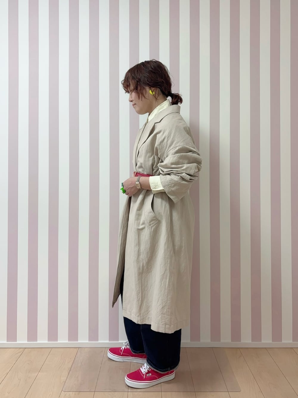 イエロー系のシャツ/ブラウス、ベージュ系のチェスターコート、レッド系のスニーカーを着用したレディースの春コーディネートの2枚目の写真