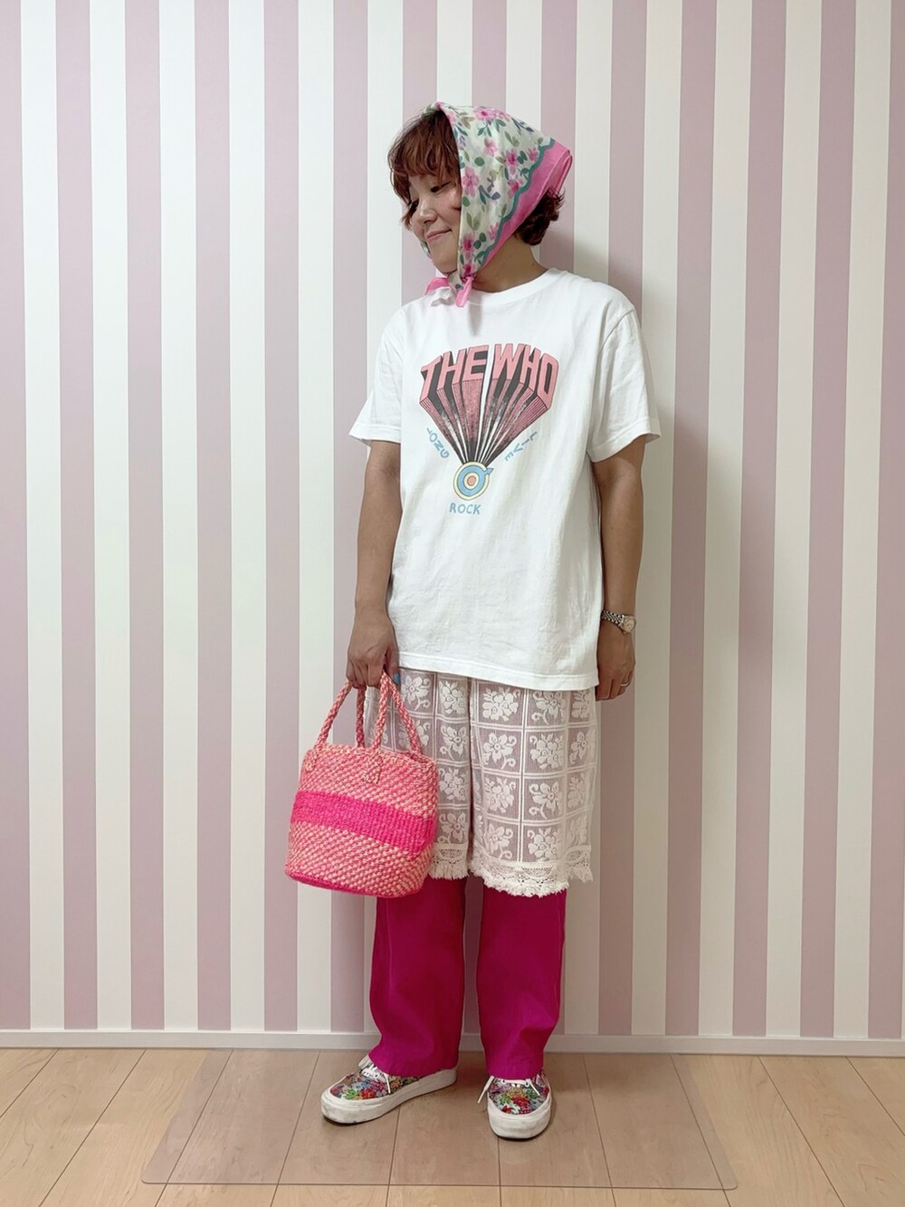 ホワイト系のTシャツ/カットソー、ベージュ系のその他パンツ、その他のその他シューズを着用したレディースの夏コーディネートの2枚目の写真