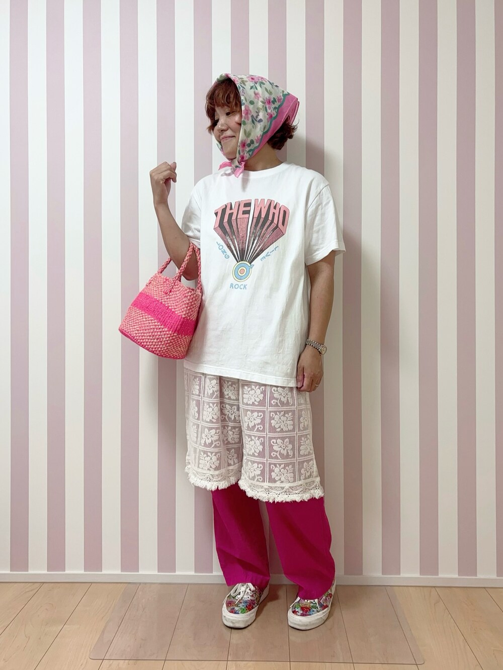 ホワイト系のTシャツ/カットソー、ベージュ系のその他パンツ、その他のその他シューズを着用したレディースの夏コーディネートの3枚目の写真