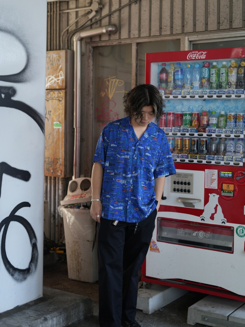 「夏コーデ、休日スタイル、シャツ、SCHOTT、schott West、今日のコーデ、シャツコーデ、アロハシャツ、シャーク、青、ビビットカラー」｜「schottのSchott/ショット/TANK TOP PACK/タンクトップ パック（タンクトップ、グレー系）」を使った、Yuitoさん（メンズ・173cm）の夏コーディネートの2枚目の写真