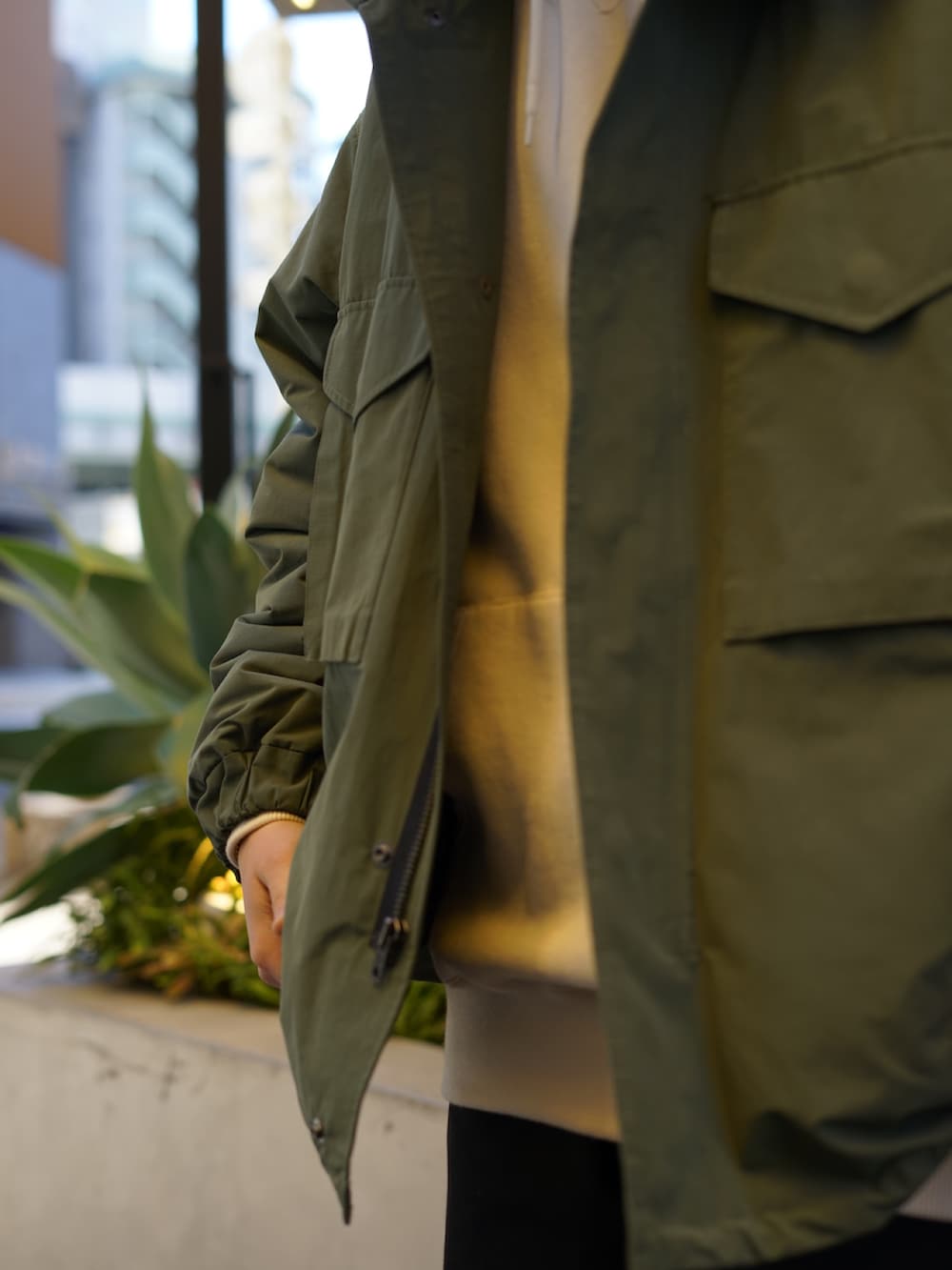 「SCHOTT、schott West、M65、パーカー、カジュアルコーデ、ミリタリールック、大人カジュアル、古着、おしゃれさんと繋がりたい、シンプル、冬のコーデ、ストリートコーデ」｜「schottのSchott/ショット/M-65 SHORT JACKET/ミリタリーショートジャケット（ミリタリージャケット、グリーン系）」を使った、Yuitoさん（メンズ・173cm）の冬コーディネートの3枚目の写真