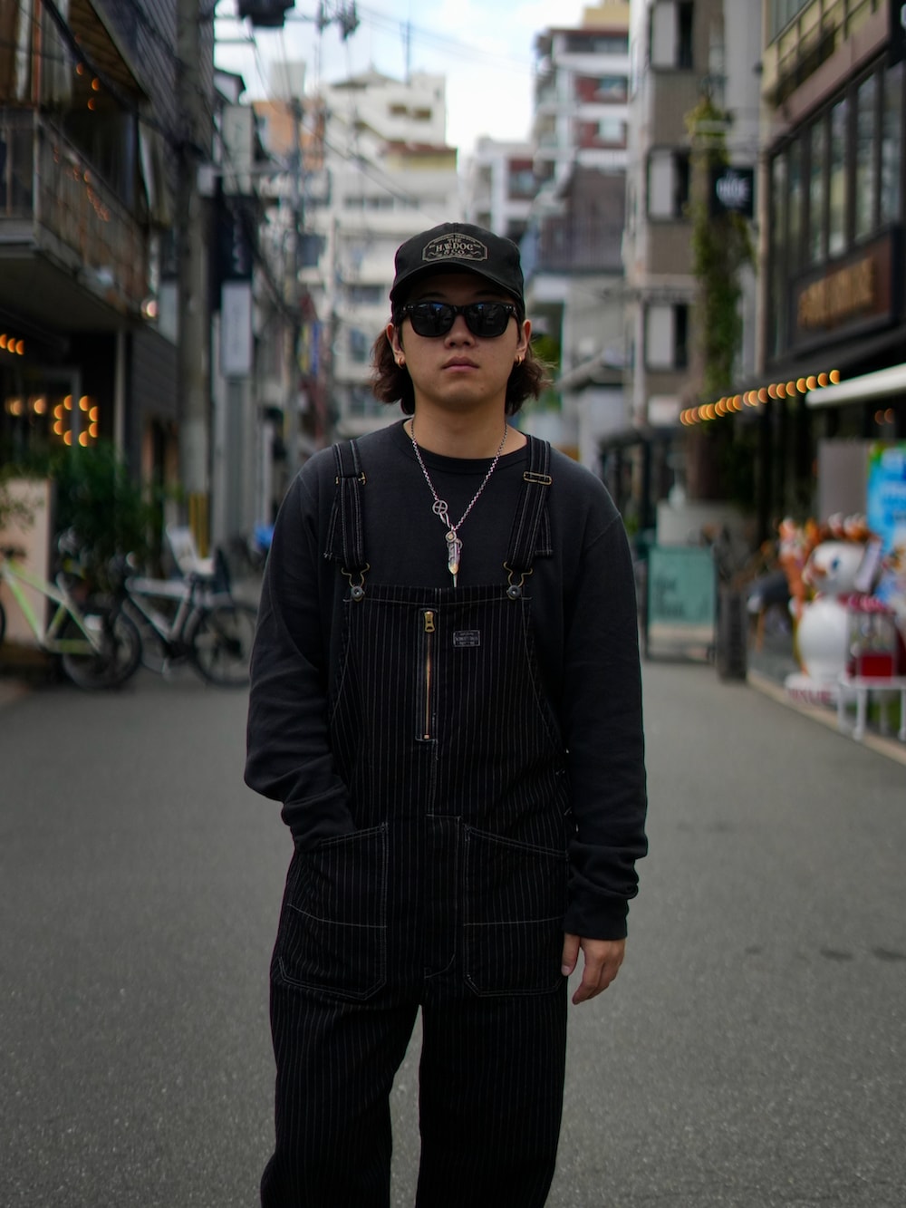 ブラック系のサロペット/オーバーオールを着用したメンズの秋コーディネートの3枚目の写真