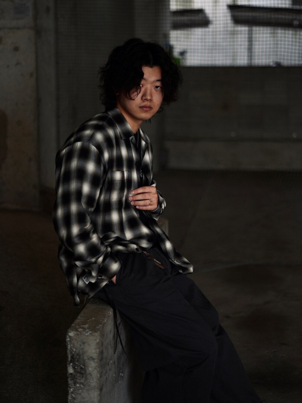 「SCHOTT、schott West、ショット、春コーデ、オンブレーチェックシャツ、シャツ、モノトーン、アメカジ、アメカジ男子、アメカジスタイル、ディッキーズ(Dickies)、ワイドパンツ」｜「schottのSchott/ショット/OMBRE PLAID LS SHIRT/オンブレ LS チェックシャツ（シャツ/ブラウス、ブラック系）」を使った、Yuitoさん（メンズ・173cm）の春コーディネートの3枚目の写真
