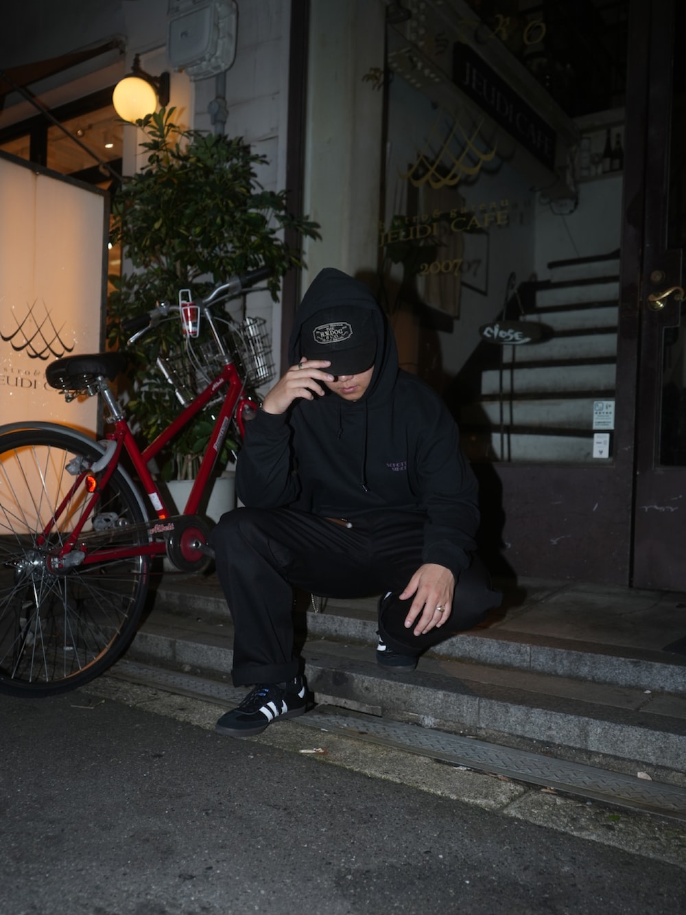 「秋服まるっと大公開、秋服、メンズコーデ、夜撮影、雰囲気、グラフィック、パーカー、SCHOTT、schott West、ショット、アングラ、ヒップホップ、ラッパー」｜「schottのSchott/ショット/TC WORK PANTS/TCワークパンツ（その他パンツ、ブラック系）」を使った、Yuitoさん（メンズ・173cm）の秋コーディネートの3枚目の写真