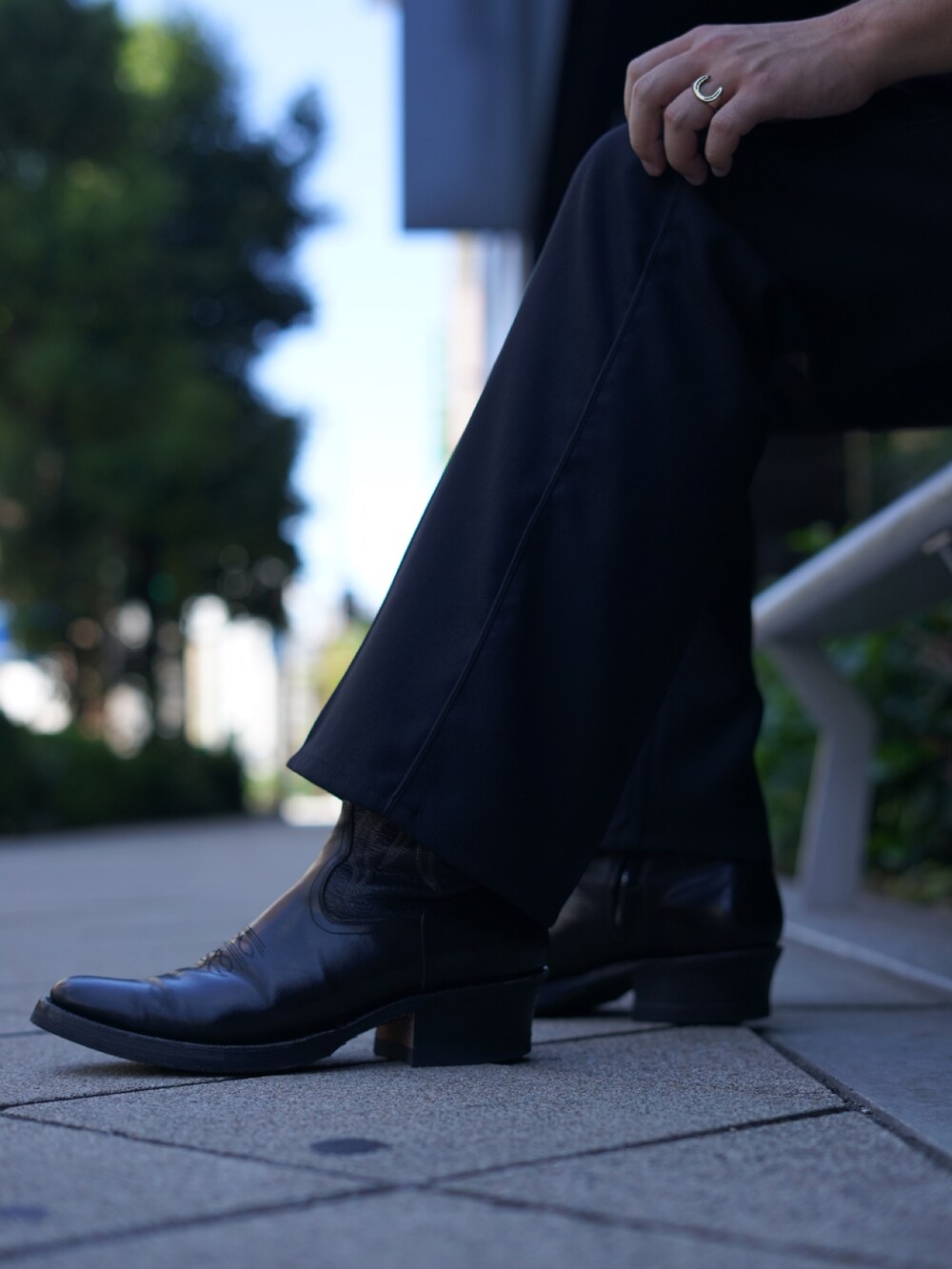 「SCHOTT、schott West、チェックシャツ、休日コーデ、シンプル、さしいろ、アクセントカラー、ペールトーン、ブーツスタイル、ブーツカットパンツ、ランチャードレスジーンズ、ラングラー、コラボレーション」｜「schottのSchott/ショット/OMBRE PLAID SS SHIRT/オンブレ チェック 半袖シャツ（シャツ/ブラウス、ブルー系）」を使った、Yuitoさん（メンズ・173cm）の夏コーディネートの3枚目の写真