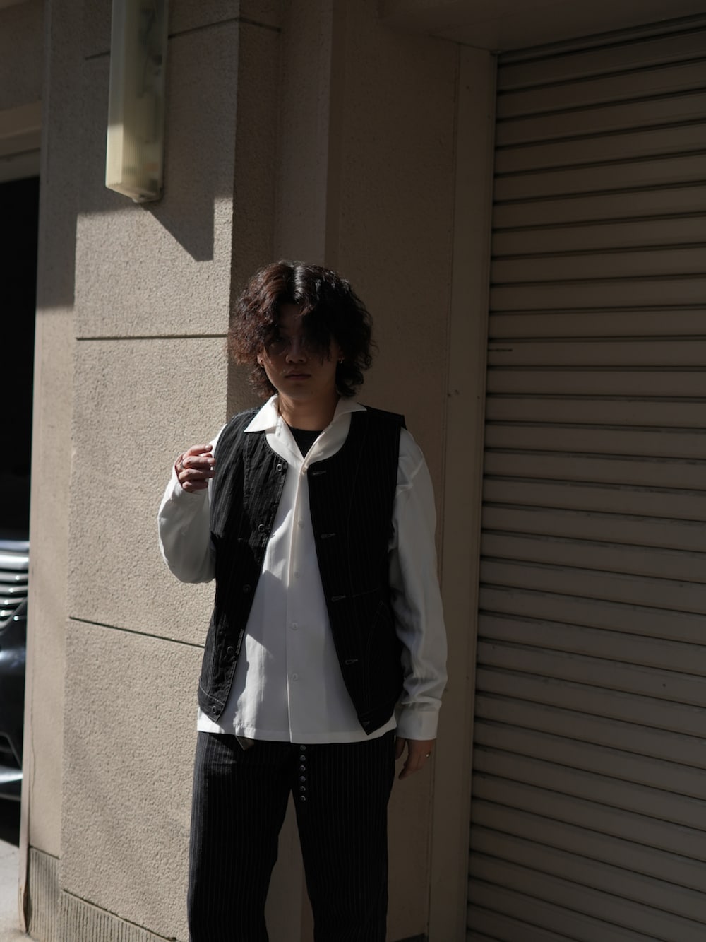 「メガネ男子、モノトーン、モノトーンコーデ、色気、オトナカジュアル、ワークパンツ、ベスト、クラシックスタイル、アメカジ、アメカジ男子、ショット、ショット(SCHOTT)、SCHOTT、schott West、刺繍」｜「schottのSchott/ショット/LS SHIRT "SOUVENIR EMBROIDERED"/"スーベニア刺繍" ロングスリーブシャツ（シャツ/ブラウス、ホワイト系）」を使った、Yuitoさん（メンズ・173cm）の春コーディネートの2枚目の写真