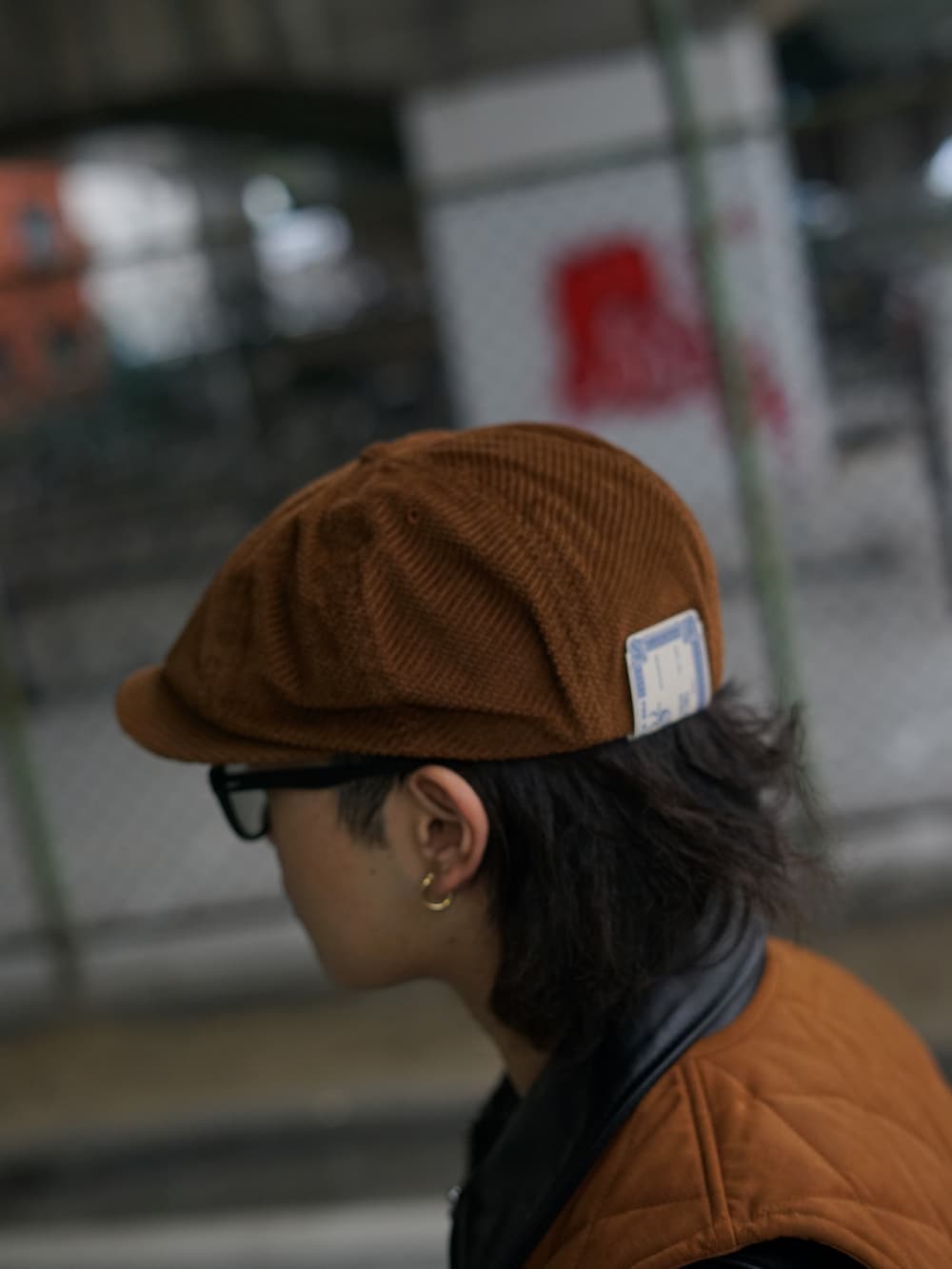 ブラック系のライダースジャケット、ブラック系のその他パンツを着用したメンズの冬コーディネートの5枚目の写真