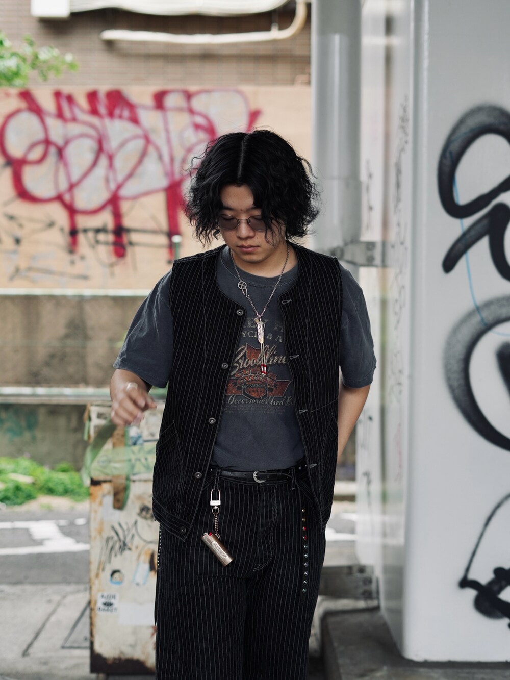 「お出かけコーデ日記、メンズファッション、オトナカジュアル、ベスト、アメカジ、SCHOTT、schott West、ブーツ、クラシック、バケットハット、タックイン」｜「schottの【直営店限定】Schott/ショット/OLD HICKORY DENIM VEST/オールドヒッコリー ベスト（ベスト、ブラック系）」を使った、Yuitoさん（メンズ・173cm）の春コーディネートの2枚目の写真