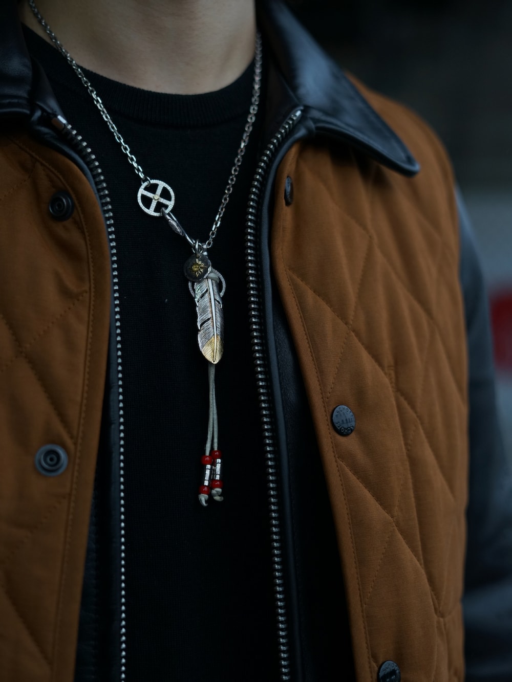 ブラック系のライダースジャケット、ブラック系のその他パンツを着用したメンズの冬コーディネートの4枚目の写真