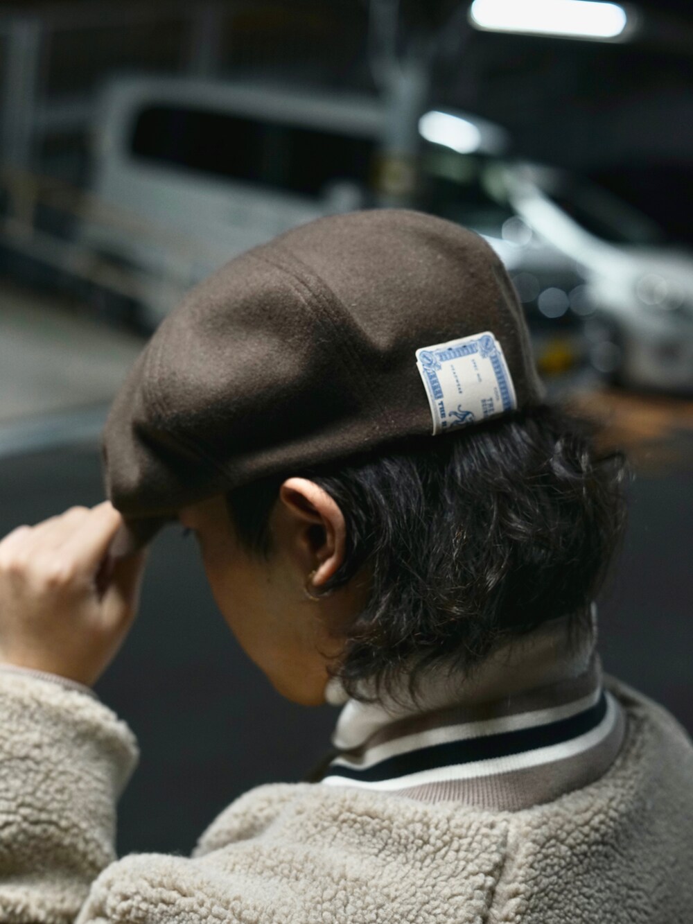 ブラック系のその他パンツ、ベージュ系のブルゾン、ホワイト系のTシャツ/カットソーを着用したメンズの秋コーディネートの5枚目の写真