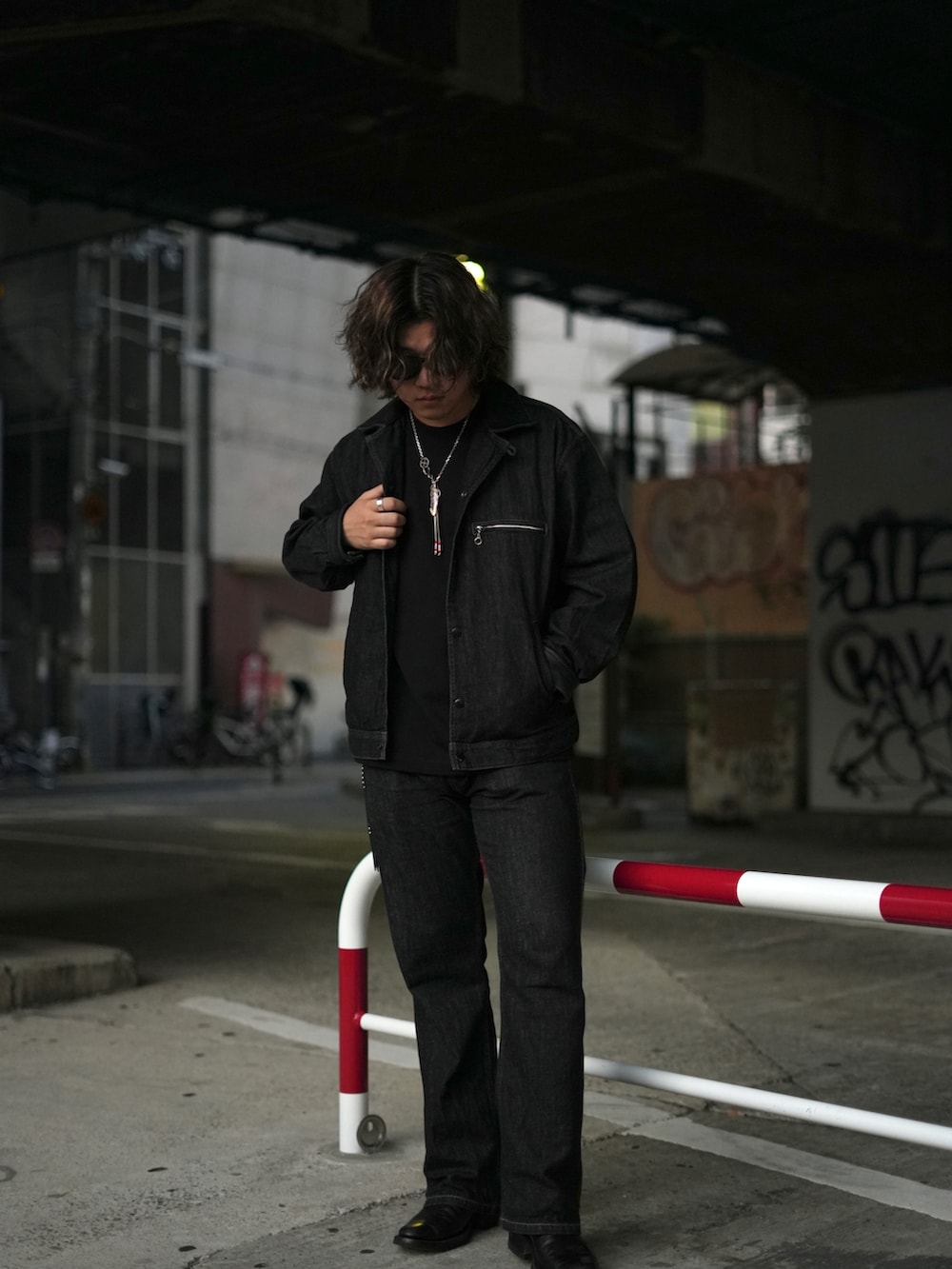 「トラックジャケット、トラッカージャケット、デニム、ブラックデニム、SCHOTT、schott West、ショット、ブーツカット、おしゃれさんと繋がりたい、アメカジ、ワントーンコーデ」｜「schottのSchott/ショット/NEP BLACK DENIM FLARE PANTS/ネップデニム フレアパンツ（デニムパンツ、ブラック系）」を使った、Yuitoさん（メンズ・173cm）の夏コーディネートの2枚目の写真