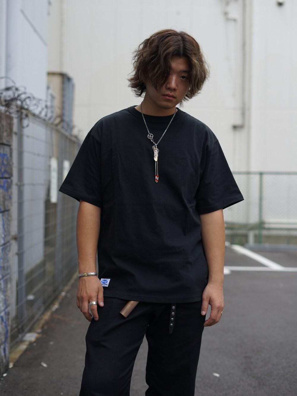 ブラック系のTシャツ/カットソー、ブラック系のその他パンツを着用したメンズの夏コーディネートの2枚目の写真