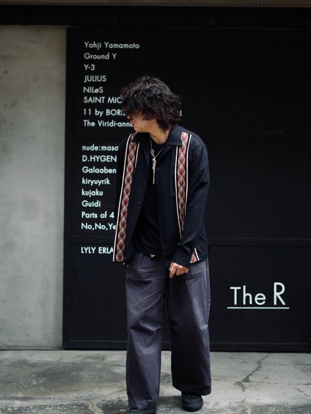 「きれいめカジュアル、ドレスカジュアル、カジュアルコーデ、ショット、SCHOTT、schott West、ディッキーズ(Dickies)、ワイドパンツ、アメカジ、ラインシャツ、色気」｜「schottのSchottxDickies/ショット×ディッキーズ/KATSURAGI BAGGY PANTS/カツラギ バギーパンツ（チノパンツ、ブラック系）」を使った、Yuitoさん（メンズ・173cm）の春コーディネートの2枚目の写真