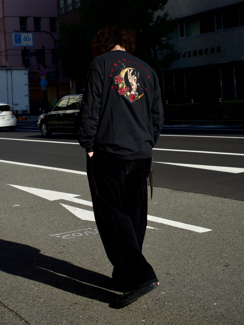 「シンプルスタイル、オーバーサイズ、メンズコーデ、SCHOTT、schott West、刺繍、ロンT、コーデュロイパンツ、CALEE、アングラ、背中で語る」｜「schottのSchott/ショット/LS T-SHIRT "SOUVENIR  EMBROIDERED"/スーベニア刺繍 ロンT（Tシャツ/カットソー、ブラック系）」を使った、Yuitoさん（メンズ・173cm）の冬コーディネートの2枚目の写真