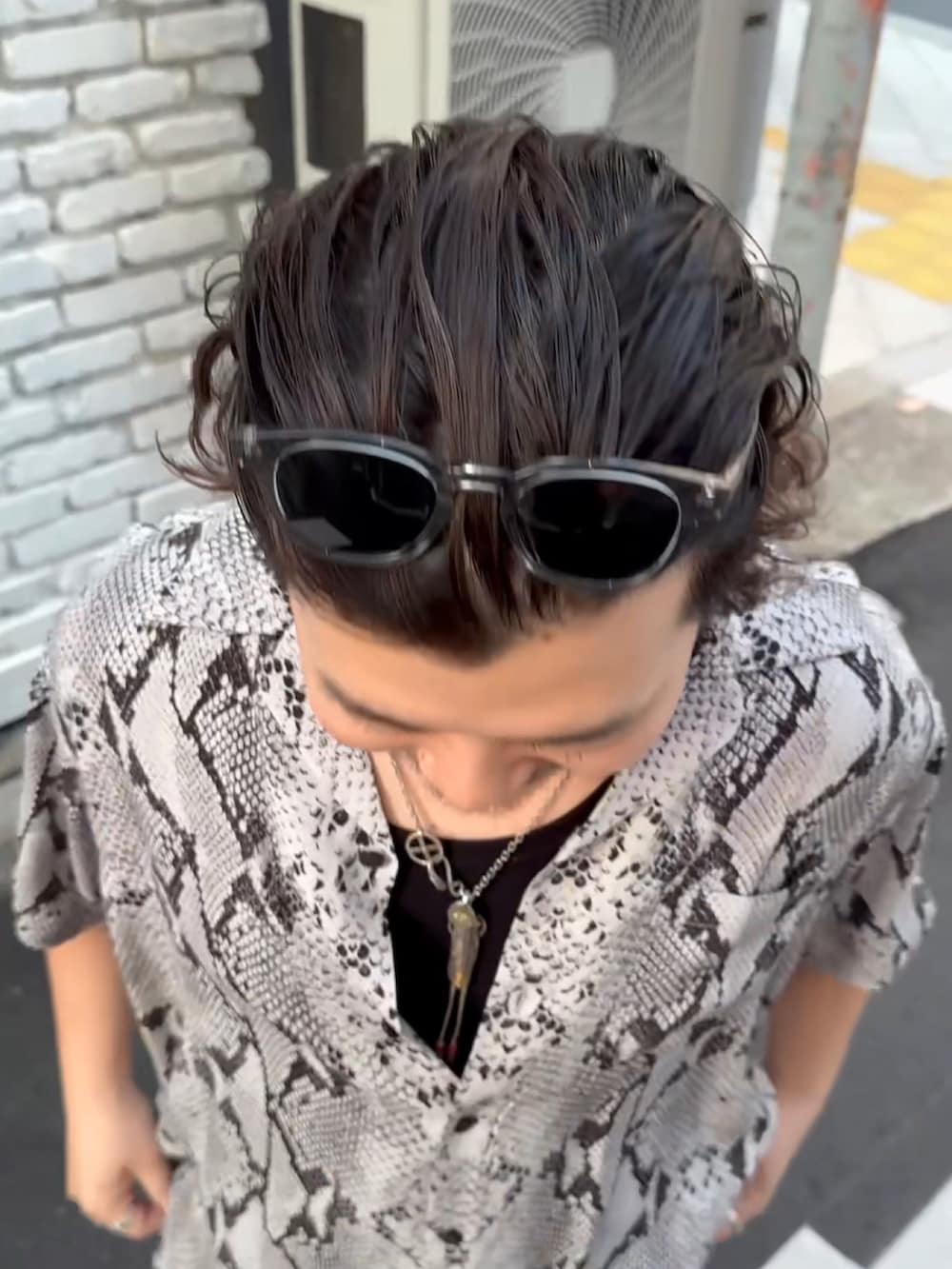 ブラック系のタンクトップ、ホワイト系のカーゴパンツ、グレー系のシャツ/ブラウスを着用したメンズの春コーディネートの4枚目の写真