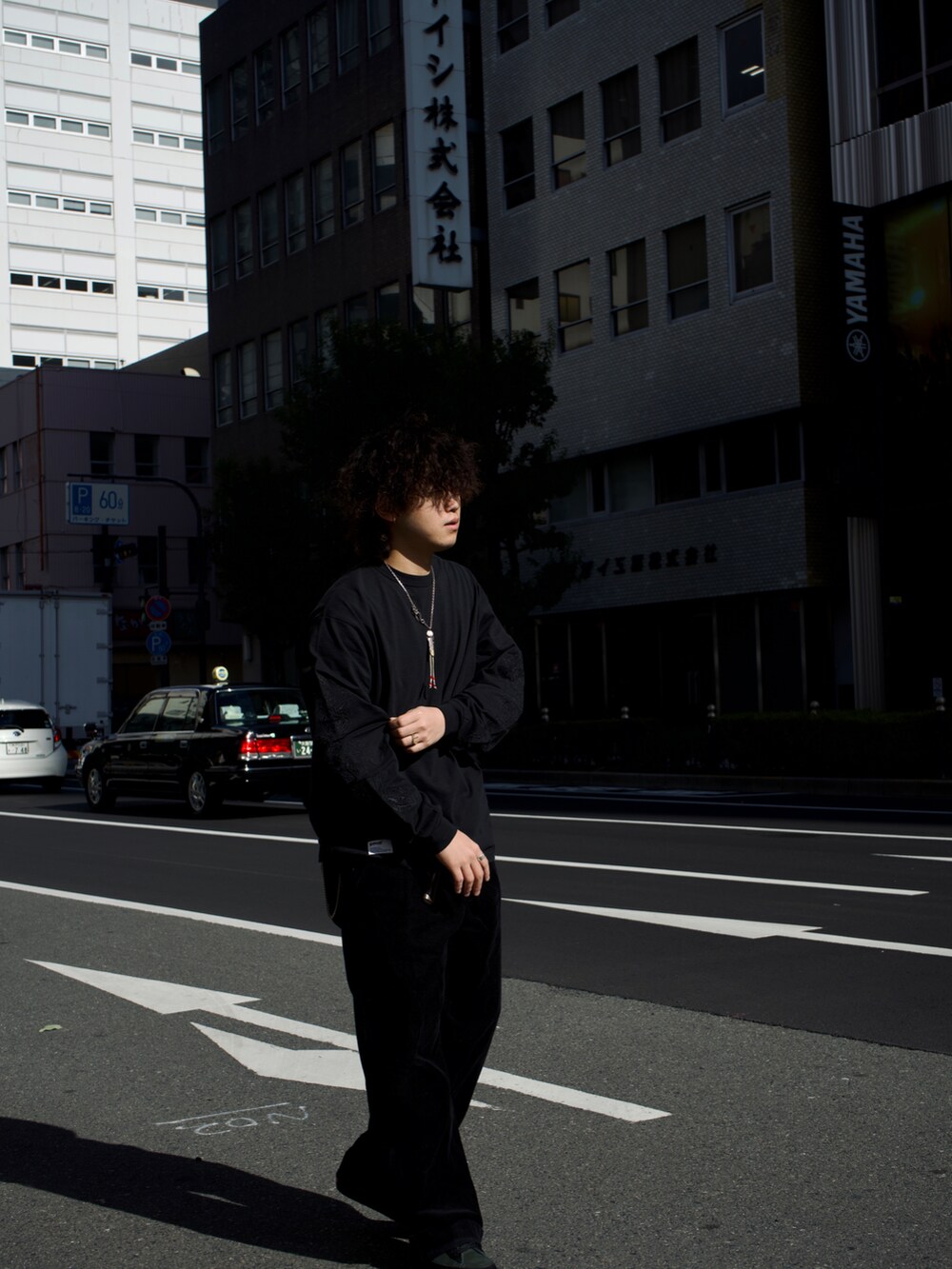 「シンプルスタイル、オーバーサイズ、メンズコーデ、SCHOTT、schott West、刺繍、ロンT、コーデュロイパンツ、CALEE、アングラ、背中で語る」｜「schottのSchott/ショット/LS T-SHIRT "SOUVENIR  EMBROIDERED"/スーベニア刺繍 ロンT（Tシャツ/カットソー、ブラック系）」を使った、Yuitoさん（メンズ・173cm）の冬コーディネートの3枚目の写真