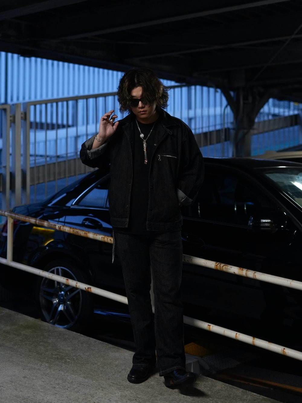 「トラックジャケット、トラッカージャケット、デニム、ブラックデニム、SCHOTT、schott West、ショット、ブーツカット、おしゃれさんと繋がりたい、アメカジ、ワントーンコーデ」｜「schottのSchott/ショット/NEP BLACK DENIM FLARE PANTS/ネップデニム フレアパンツ（デニムパンツ、ブラック系）」を使った、Yuitoさん（メンズ・173cm）の夏コーディネートの4枚目の写真