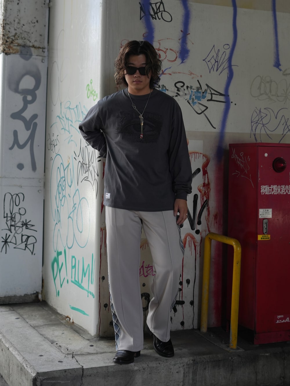 ブラック系のその他パンツ、グレー系のTシャツ/カットソーを着用したメンズの秋コーディネートの3枚目の写真