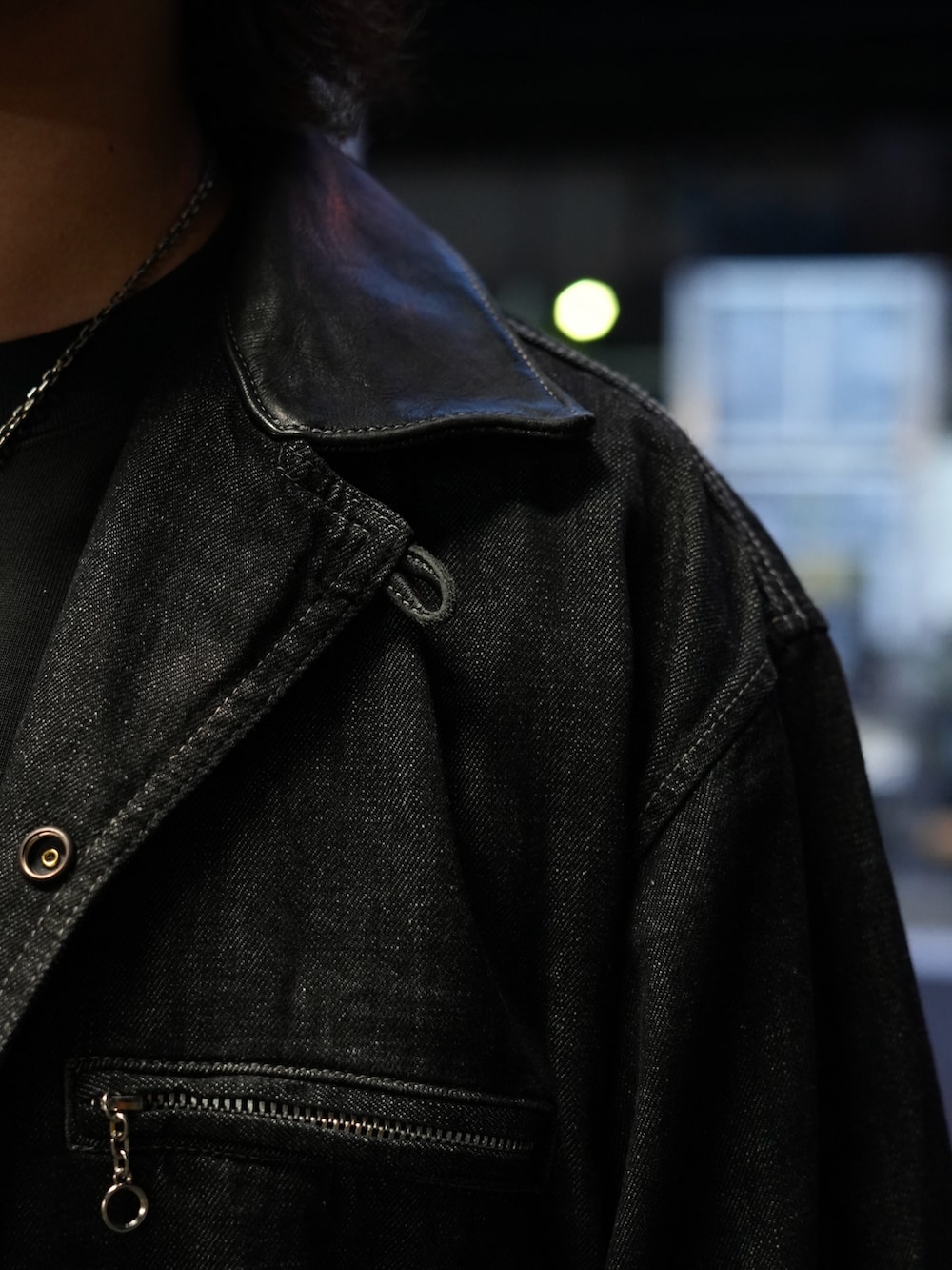 「トラックジャケット、トラッカージャケット、デニム、ブラックデニム、SCHOTT、schott West、ショット、ブーツカット、おしゃれさんと繋がりたい、アメカジ、ワントーンコーデ」｜「schottのSchott/ショット/NEP BLACK DENIM FLARE PANTS/ネップデニム フレアパンツ（デニムパンツ、ブラック系）」を使った、Yuitoさん（メンズ・173cm）の夏コーディネートの5枚目の写真