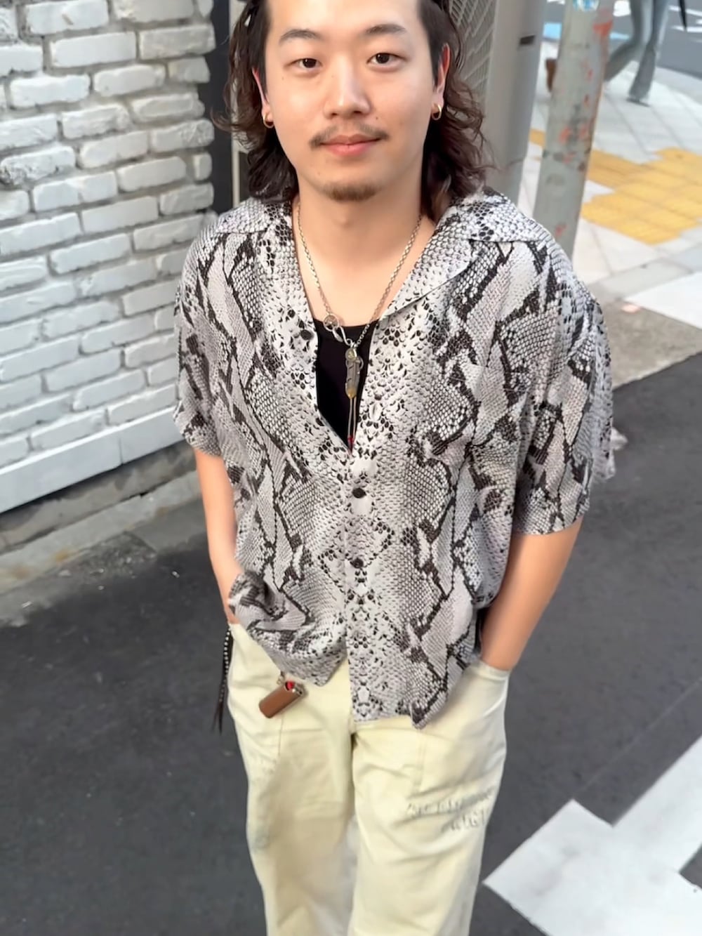 ブラック系のタンクトップ、ホワイト系のカーゴパンツ、グレー系のシャツ/ブラウスを着用したメンズの春コーディネートの2枚目の写真