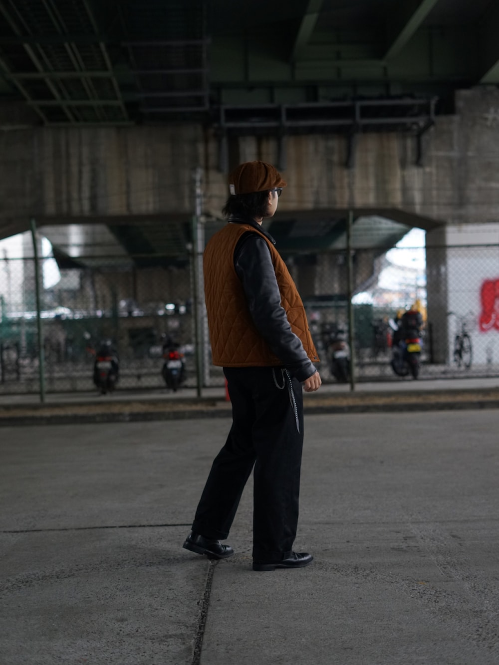 ブラック系のライダースジャケット、ブラック系のその他パンツを着用したメンズの冬コーディネートの3枚目の写真