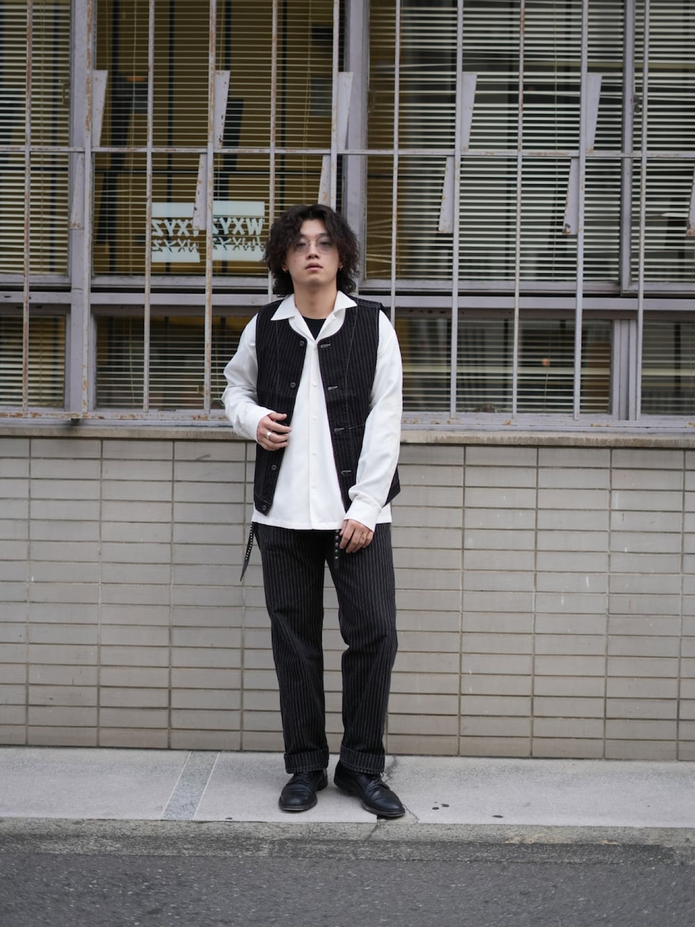 「メガネ男子、モノトーン、モノトーンコーデ、色気、オトナカジュアル、ワークパンツ、ベスト、クラシックスタイル、アメカジ、アメカジ男子、ショット、ショット(SCHOTT)、SCHOTT、schott West、刺繍」｜「schottのSchott/ショット/LS SHIRT "SOUVENIR EMBROIDERED"/"スーベニア刺繍" ロングスリーブシャツ（シャツ/ブラウス、ホワイト系）」を使った、Yuitoさん（メンズ・173cm）の春コーディネートの3枚目の写真