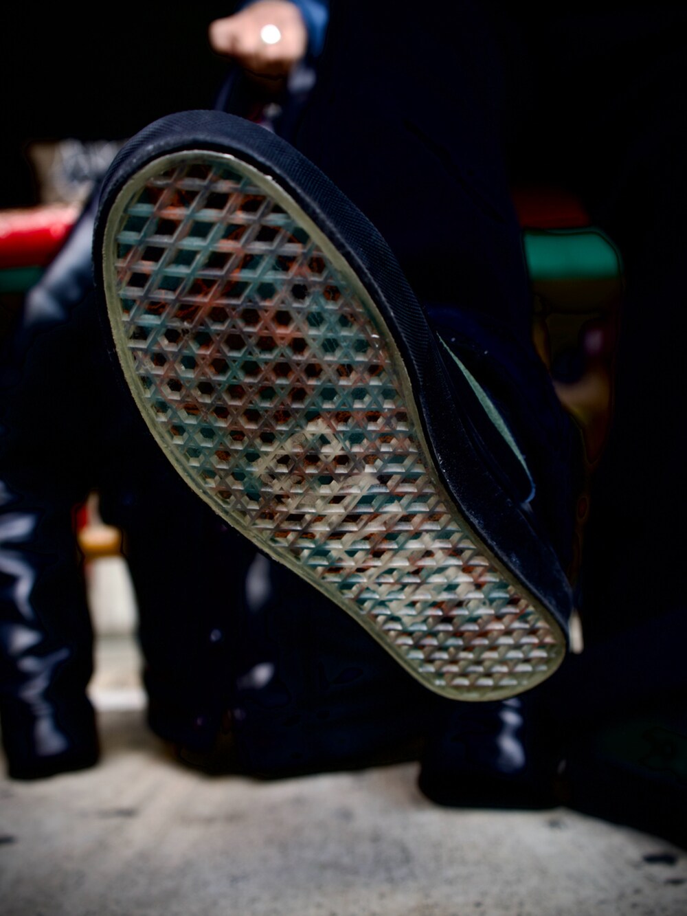 ブルー系のスウェット、ブラック系のその他パンツ、グリーン系のスニーカーを着用したメンズの冬コーディネートの4枚目の写真