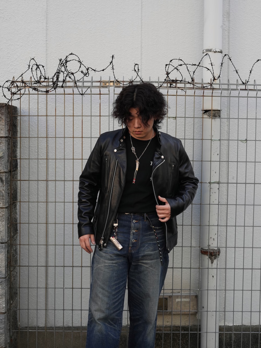 「カジュアルコーデ、休日スタイル、大人カジュアル、シンプルコーデ、SCHOTT、schott West、ショット、シュガーヒル、ダブルブレスト、デニム、アメカジ」｜「schottのSchott/ショット/DOUBLE BREST RIDERS/ダブルブレストライダース（ライダースジャケット、ブラック系）」を使った、Yuitoさん（メンズ・173cm）の春コーディネートの3枚目の写真