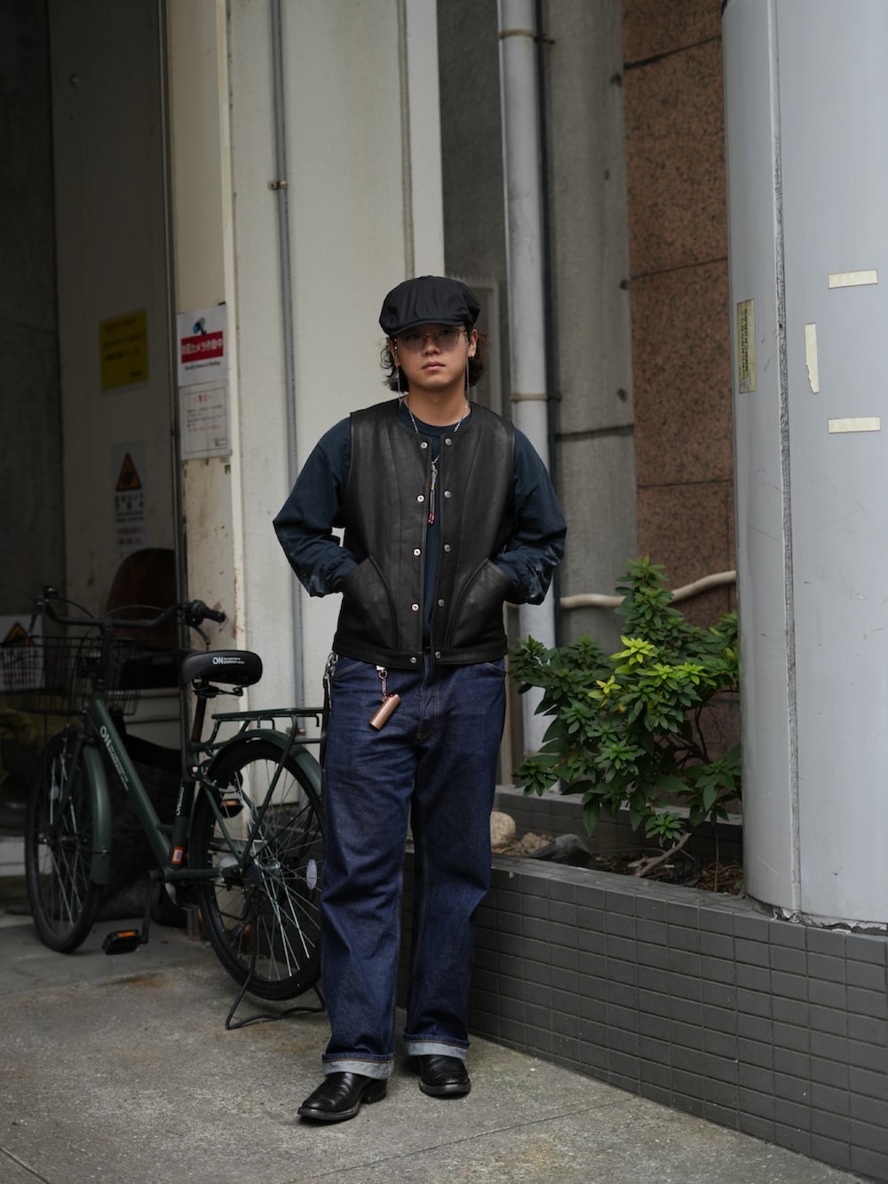 「ファッションを楽しもう、シンプルスタイル、メンズコーデ、秋冬コーデ、アメカジコーデ、ショット、SCHOTT、schott West、ショット(SCHOTT)、ワークスタイル」｜「schottのSchott/ショット/GOAT LEATHER VEST/ゴート レザーベスト（ベスト、ブラック系）」を使った、Yuitoさん（メンズ・173cm）の秋コーディネートの3枚目の写真