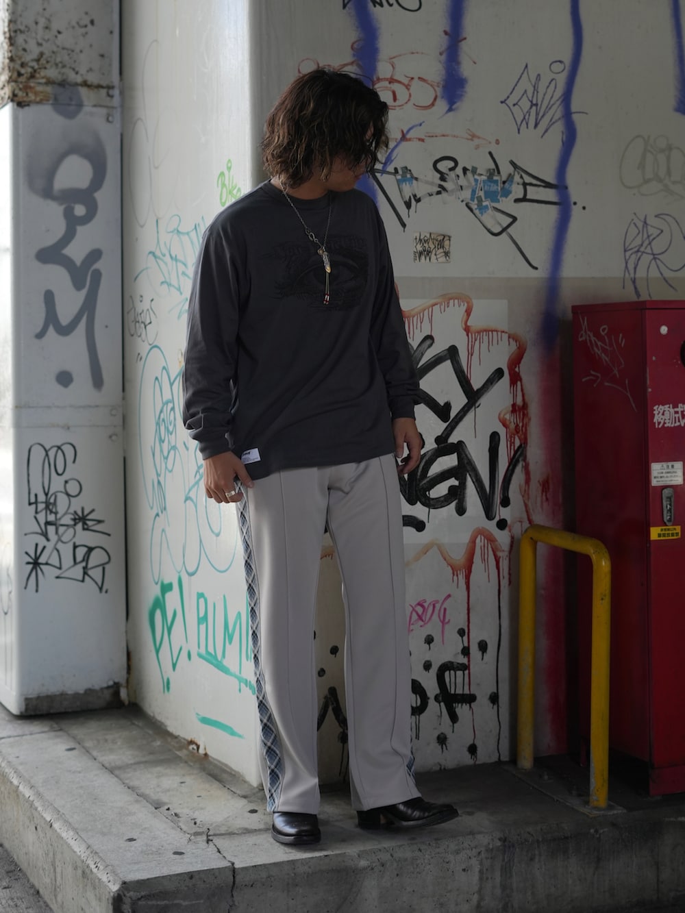 ブラック系のその他パンツ、グレー系のTシャツ/カットソーを着用したメンズの秋コーディネートの2枚目の写真