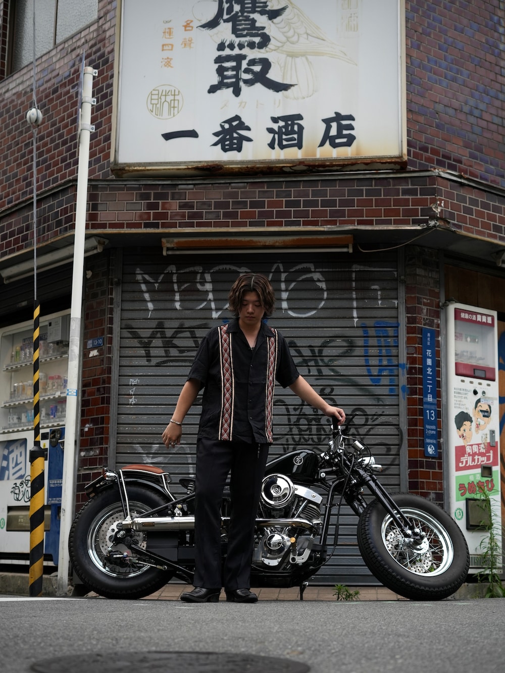 「シンプル、夏コーデ、休日スタイル、おしゃれさんと繋がりたい、雰囲気、オトナカジュアル、モノトーン、アメカジ、シャツスタイル、ドレススタイル、バイカースタイル、SCHOTT、ショット、schott West」｜「schottのSchott/ショット/×WRANGLER/×ラングラー/DRESS JEANS/ドレスジーンズ（スラックス、ブラック系）」を使った、Yuitoさん（メンズ・173cm）の夏コーディネートの3枚目の写真